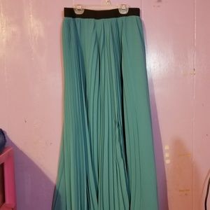 Uniqlo pleated maxi skirt